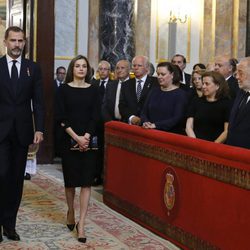 Los Reyes Felipe y Letizia llegando al funeral de Alicia de Borbón-Parma