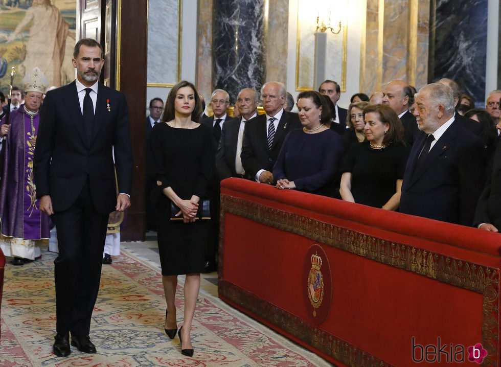 Los Reyes Felipe y Letizia llegando al funeral de Alicia de Borbón-Parma