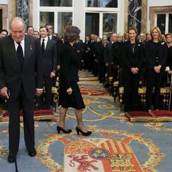 La Reina Sofía saludando a las Infantas a su llegada al funeral de Alicia de Borbón-Parma con el Rey Juan Carlos