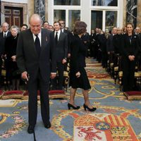 La Reina Sofía saludando a las Infantas a su llegada al funeral de Alicia de Borbón-Parma con el Rey Juan Carlos
