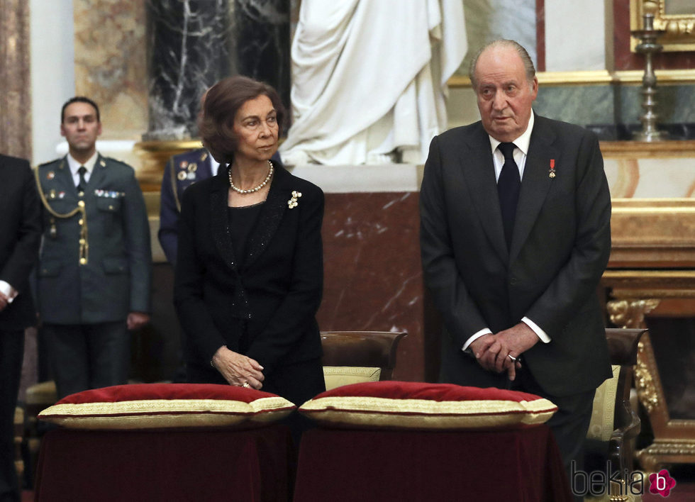 Los Reyes Juan Carlos y Sofía en el funeral de Alicia de Borbón-Parma