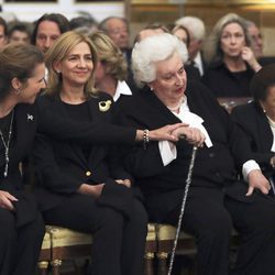 La Infanta Elena muy cariñosa con la Infanta Pilar en presencia de la Infanta Cristina y la Infanta Margarita en el funeral de Alicia de Borbón-Parma