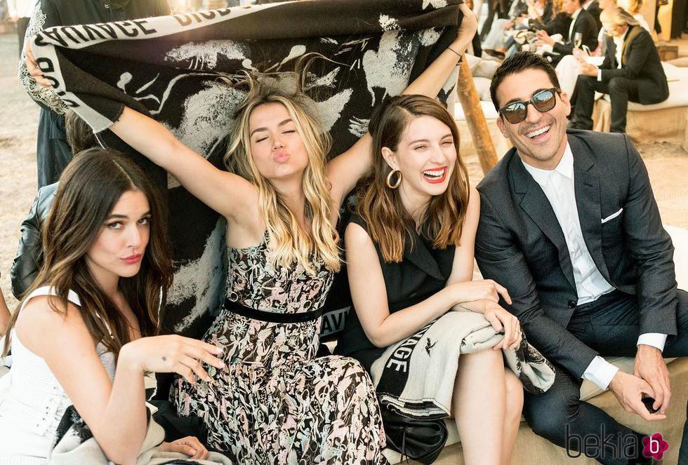 Miguel Ángel Silvestre, María Valverde, Ana de Armas y Adriana Ugarte divirtiéndose en una fiesta de Dior