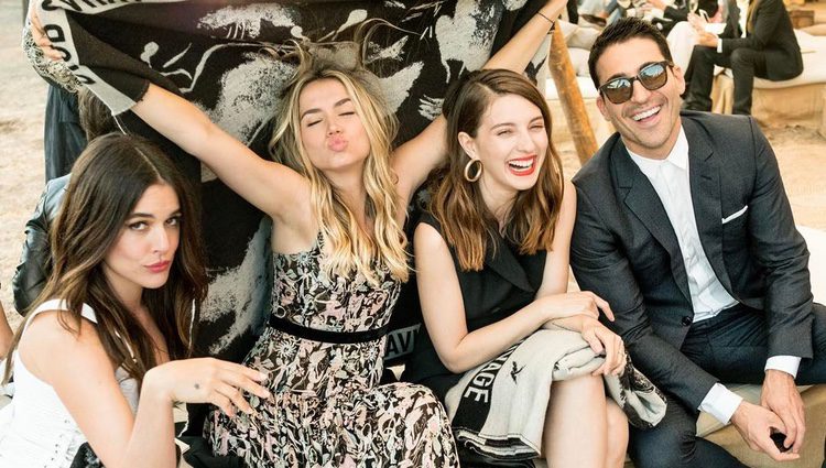 Miguel Ángel Silvestre, María Valverde, Ana de Armas y Adriana Ugarte divirtiéndose en una fiesta de Dior