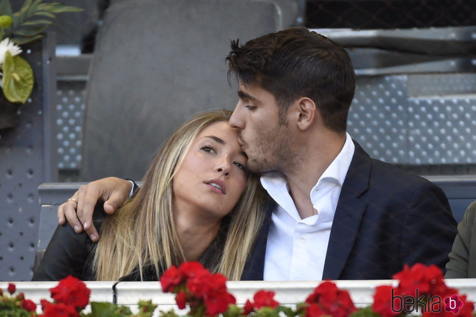 Álvaro Morata dando un beso a Alice Campello en el Open de Madrid 2017