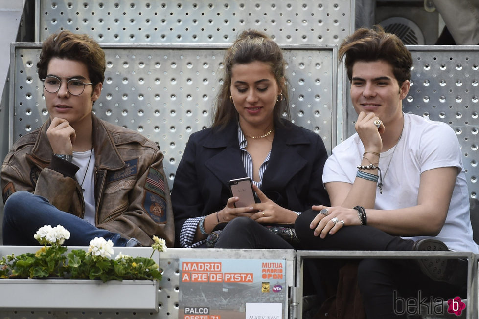 Los Gemeliers con una amiga en el Open de Madrid 2017