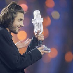 Salvador Sobral con su micrófono de cristal tras ganar el Festival de Eurovisión 2017