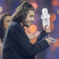 Salvador Sobral con su micrófono de cristal tras ganar el Festival de Eurovisión 2017