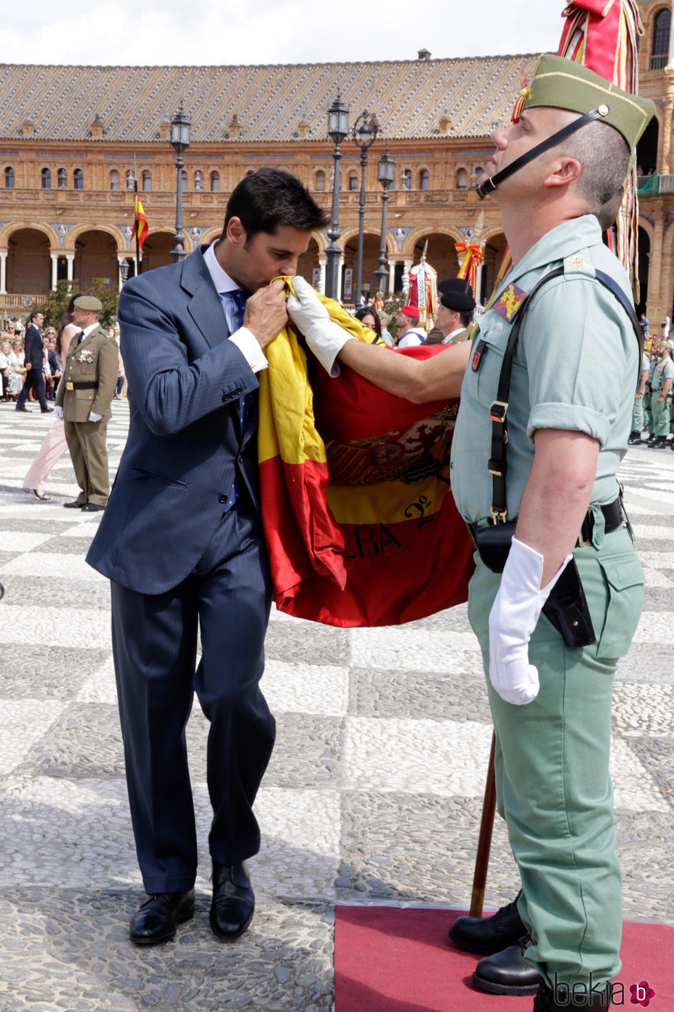 Fran Rivera jurando bandera en Sevilla