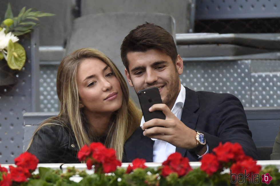 Álvaro Morata y su novia Alice Campello en la semifinal del Open de Madrid 2017