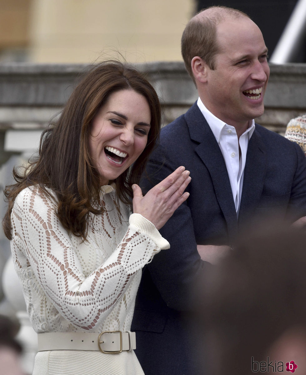 Kate Middleton se parte risa junto al Príncipe Guillermo en una fiesta en honor a los refugiados