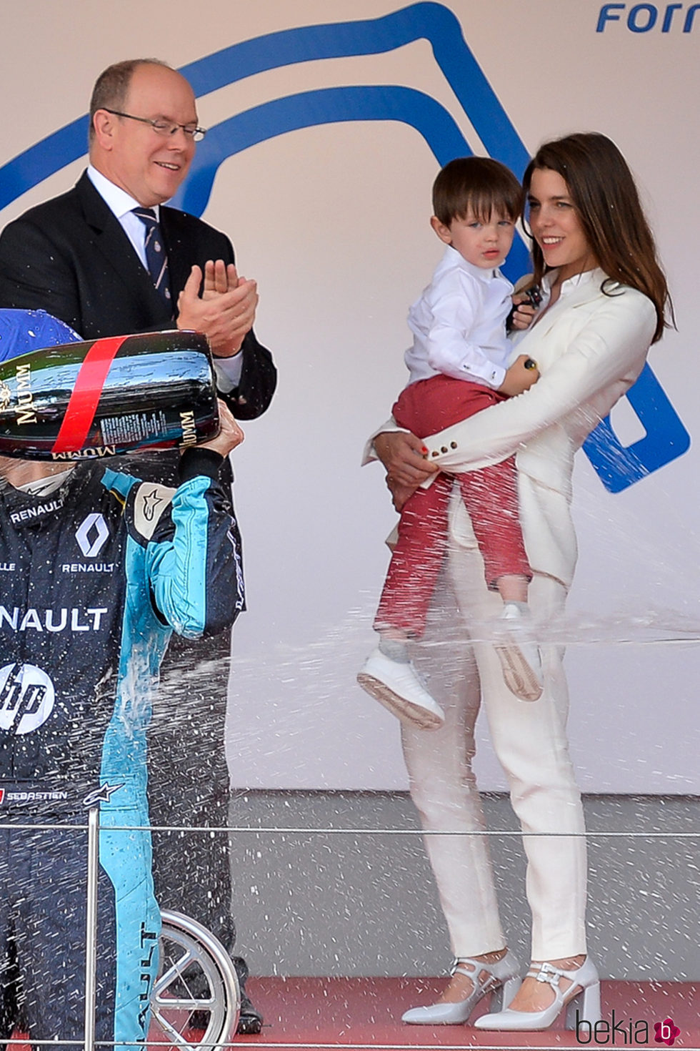 Carlota Casiraghi con su hijo Raphael y su tío Alberto de Mónaco en una competición