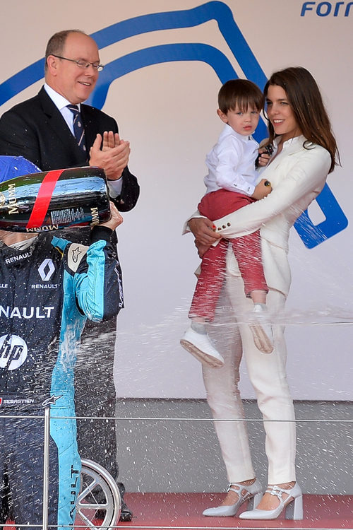 Carlota Casiraghi con su hijo Raphael y su tío Alberto de Mónaco en una competición