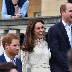 Kate Middleton con el Príncipe Guillermo y el Príncipe Harry en una fiesta
