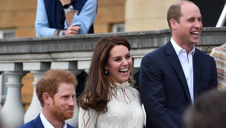 Kate Middleton con el Príncipe Guillermo y el Príncipe Harry en una fiesta