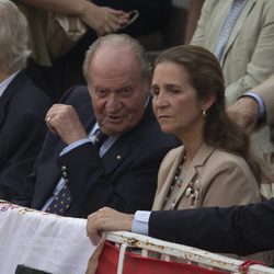 El Rey Juan Carlos habla con la Infanta Elena en la corrida de toros del día de San Isidro 2017