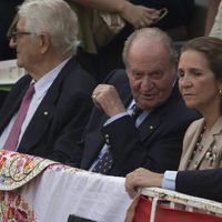 El Rey Juan Carlos habla con la Infanta Elena en la corrida de toros del día de San Isidro 2017