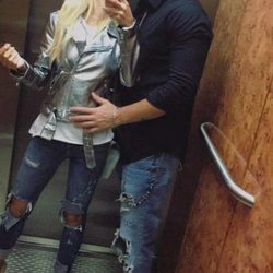 Oriana Marzoli y Luis Mateucci besándose en el ascensor