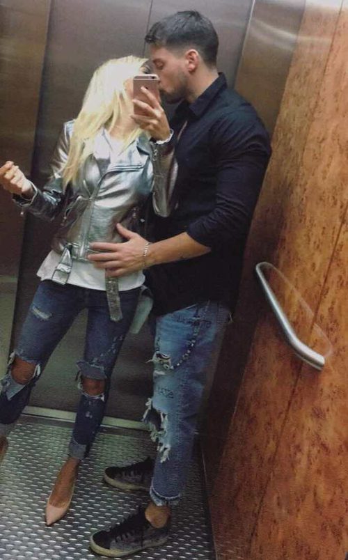 Oriana Marzoli y Luis Mateucci besándose en el ascensor