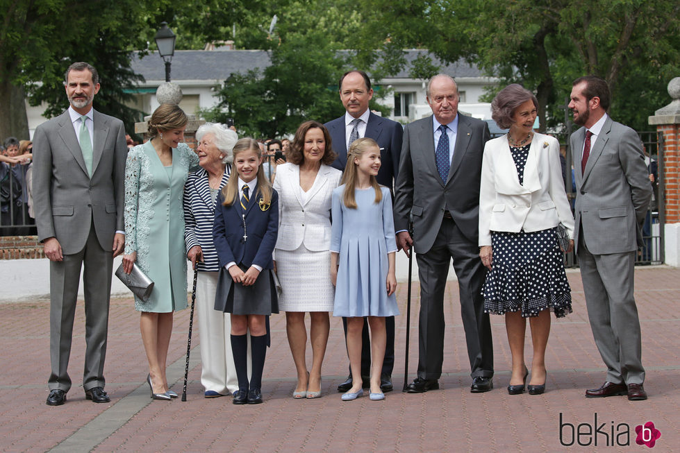 La Infanta Sofía con sus padres, su hermana, sus abuelos, su bisabuela y su padrino en su Comunión