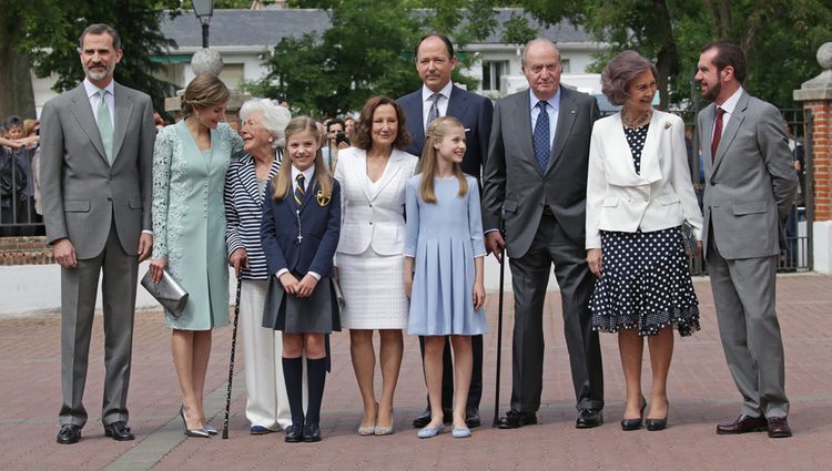 La Infanta Sofía con sus padres, su hermana, sus abuelos, su bisabuela y su padrino en su Comunión