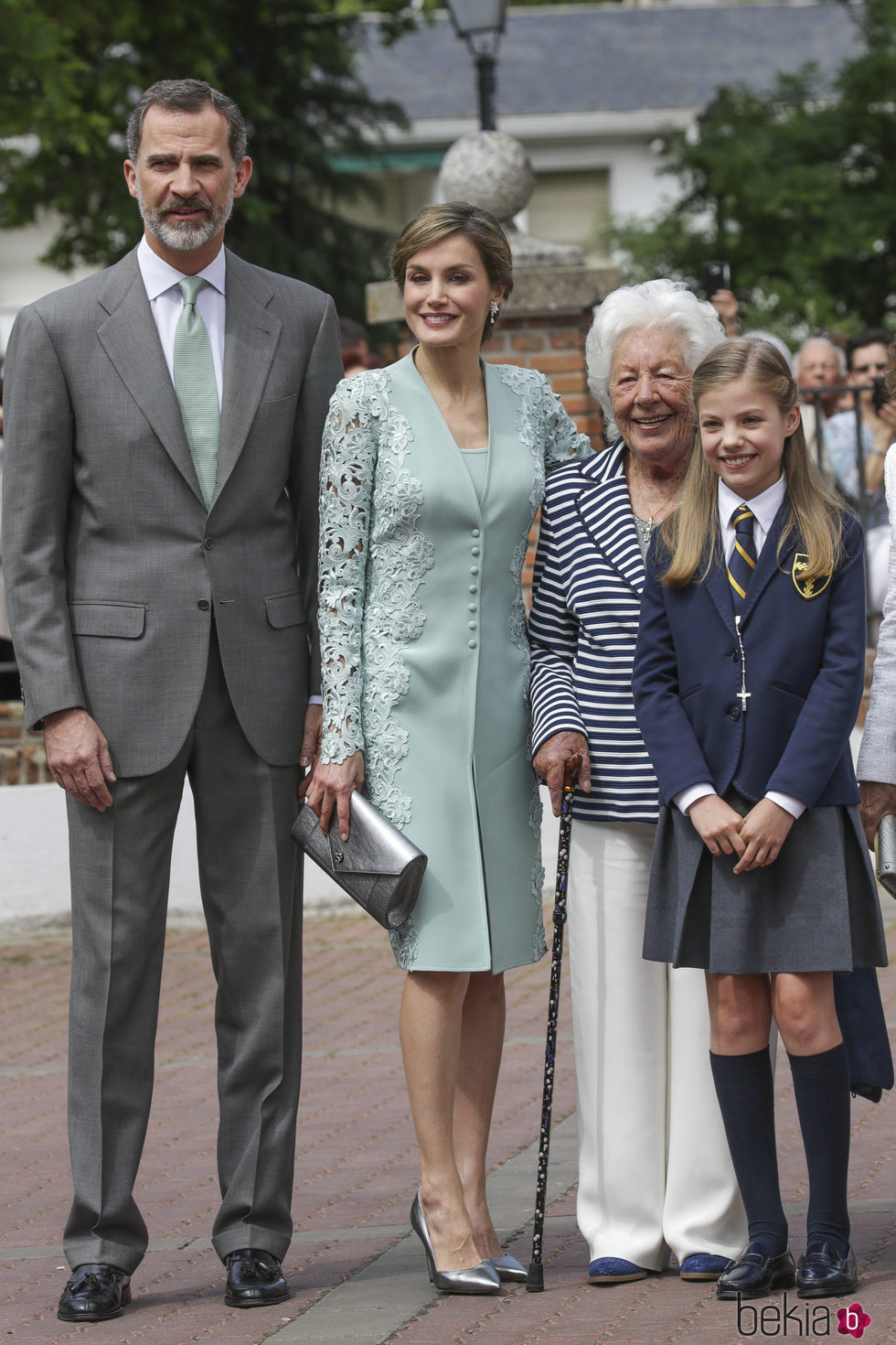 La Infanta Sofía con sus padres y su bisabuela Menchu Álvarez del Valle el día de su Comunión