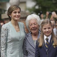 La Infanta Sofía con la Reina Letizia, su abuela Paloma Rocasolano y su bisabuela Menchu Álvarez del Valle el día de su Comunión