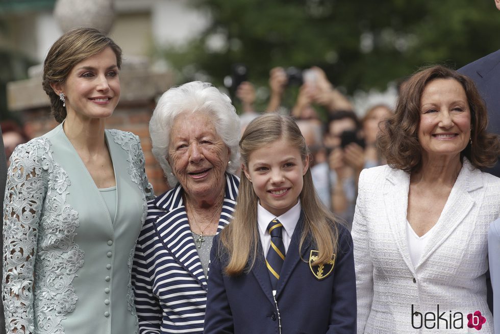 La Infanta Sofía con la Reina Letizia, su abuela Paloma Rocasolano y su bisabuela Menchu Álvarez del Valle el día de su Comunión