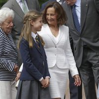 La Infanta Sofía con su abuela Paloma Rocasolano el día de su Primera Comunión