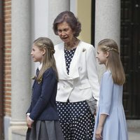La Infanta Sofía con su hermana la Princesa Leonor y su abuela la Reina Sofía el día de su Comunión