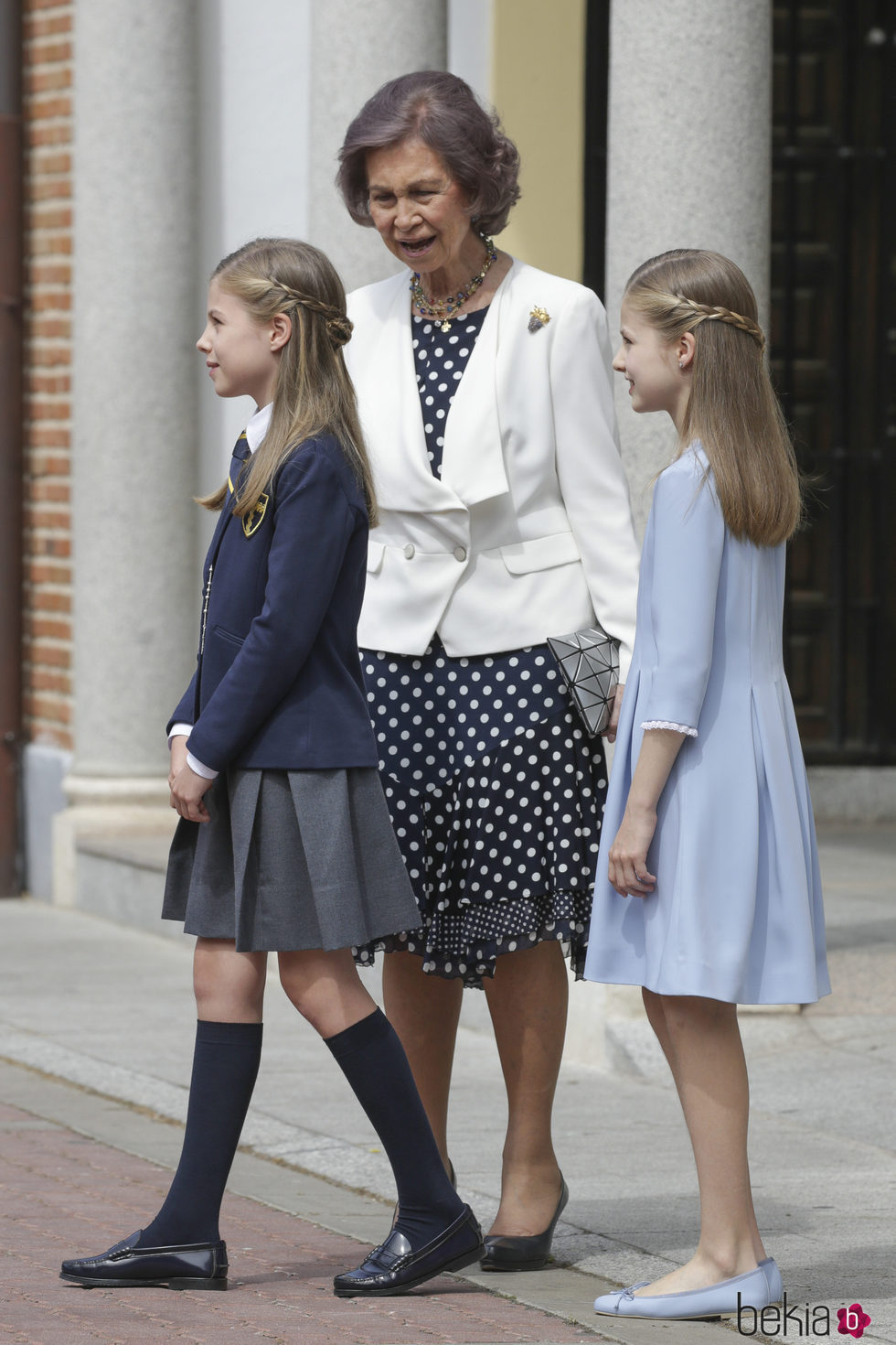 La Infanta Sofía con su hermana la Princesa Leonor y su abuela la Reina Sofía el día de su Comunión