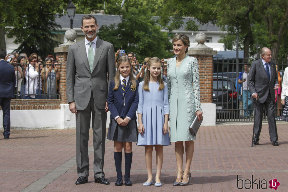 La Infanta Sofía el día de su Comunión con los Reyes Felipe y Letizia y la Princesa Leonor