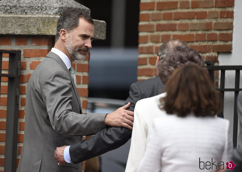 El Rey Felipe, cariñoso con el Rey Juan Carlos en la Comunión de la Infanta Sofía