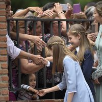 La Reina Letizia, la Princesa Leonor y la Infanta Sofía saludan a unas ciudadanas en la Comunión de la Infanta Sofía