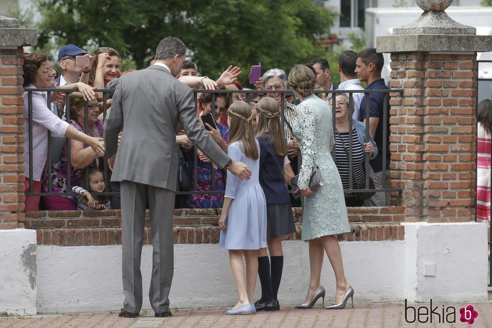 Los Reyes Felipe y Letizia y sus hijas saludan a unas señoras en la Comunión de la Infanta Sofía