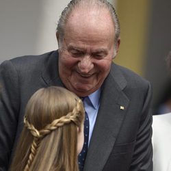 El Rey Juan Carlos ríe divertido con la Princesa Leonor y la Infanta Sofía en la Comunión de la Infanta Sofía