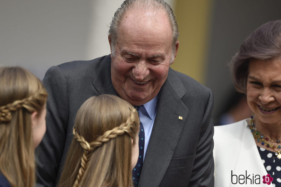 El Rey Juan Carlos ríe divertido con la Princesa Leonor y la Infanta Sofía en la Comunión de la Infanta Sofía