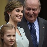 El Rey Juan Carlos y la Reina Letizia, muy sonrientes en la Comunión de la Infanta Sofía