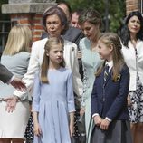 La Infanta Sofía con la Princesa Leonor, la Reina Letizia, la Reina Sofía y Ana Togores en su Comunión