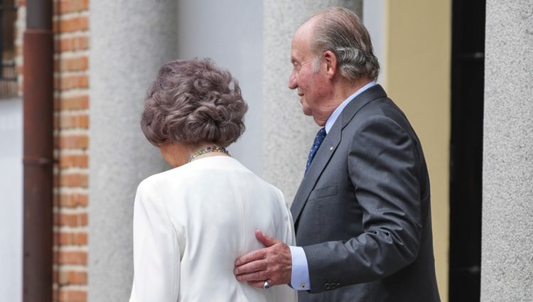El Rey Juan Carlos, muy cariñoso con la Reina Sofía en la Comunión de la Infanta Sofía
