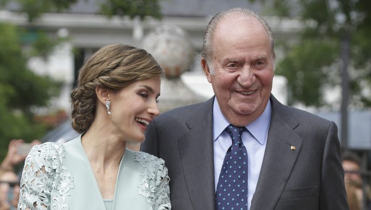 La Reina Letizia y el Rey Juan Carlos, muy cómplices en la Comunión de la Infanta Sofía