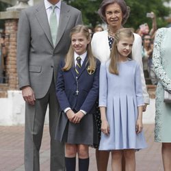 La Infanta Sofía con el Rey Felipe, la Princesa Leonor y la Reina Sofía en su Comunión