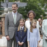 La Infanta Sofía con el Rey Felipe, la Princesa Leonor y la Reina Sofía en su Comunión