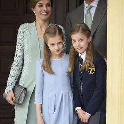 La Infanta Sofía a la salida de su Comunión junto a los Reyes Felipe y Letizia y la Princesa Leonor