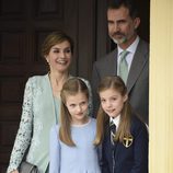 La Infanta Sofía a la salida de su Comunión junto a los Reyes Felipe y Letizia y la Princesa Leonor