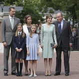 La Infanta Sofía con los Reyes Felipe y Letizia, la Princesa Leonor y los Reyes Juan Carlos y Sofía en su Comunión