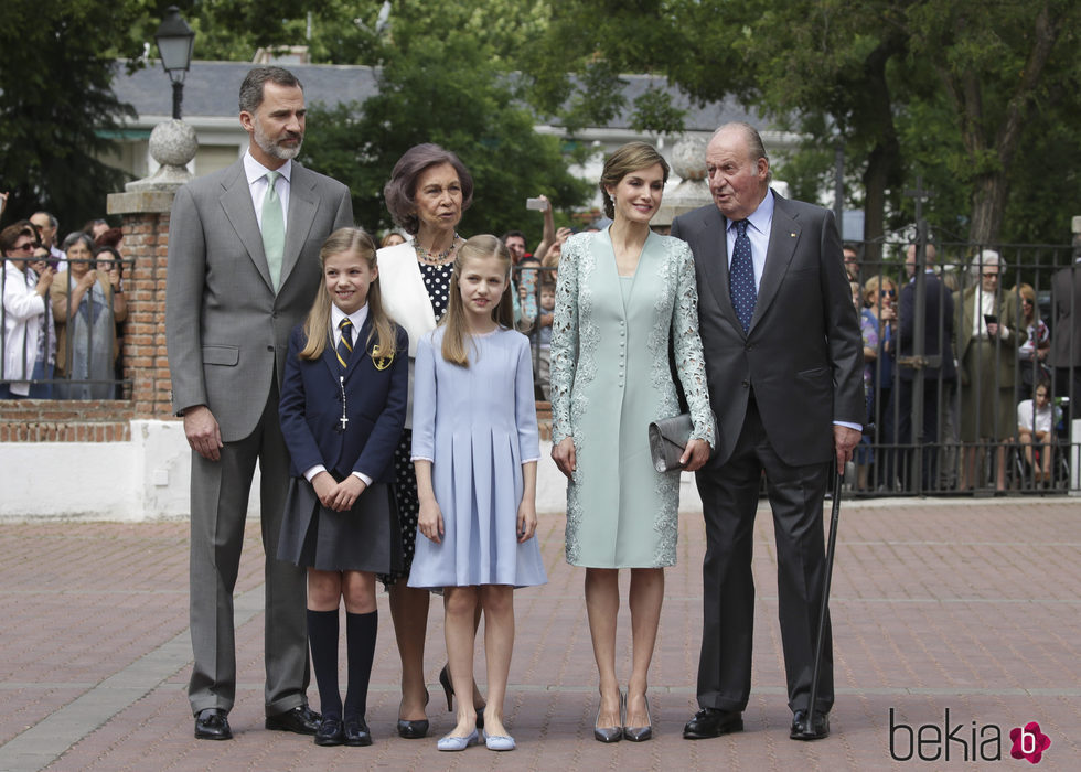 La Infanta Sofía con los Reyes Felipe y Letizia, la Princesa Leonor y los Reyes Juan Carlos y Sofía en su Comunión