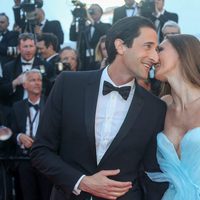 Adrien Brody y Lara Lieto en la gala inaugural del Festival de Cannes 2017