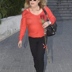 Terelu  Campos con una rosa roja saliendo del hospital tras visitar a María Teresa Campos