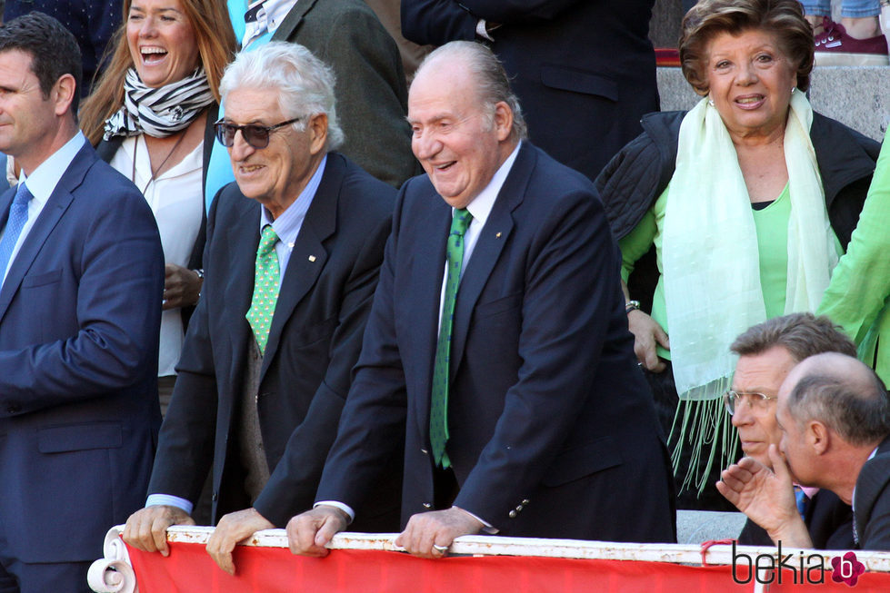 El Rey Juan Carlos se divierte en los toros